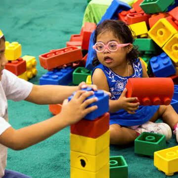 Two children play with building blocks at the Access Chicago Expo.